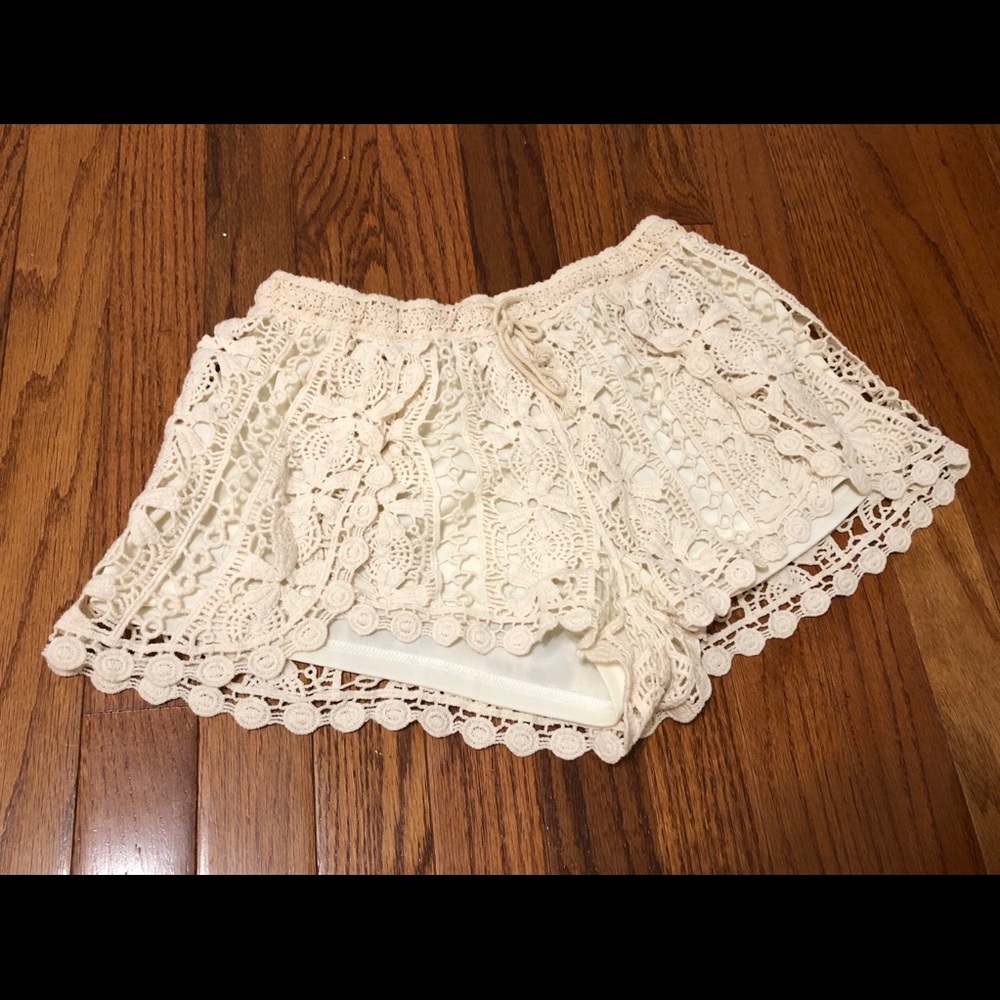 Super cute crotchet shorts - M